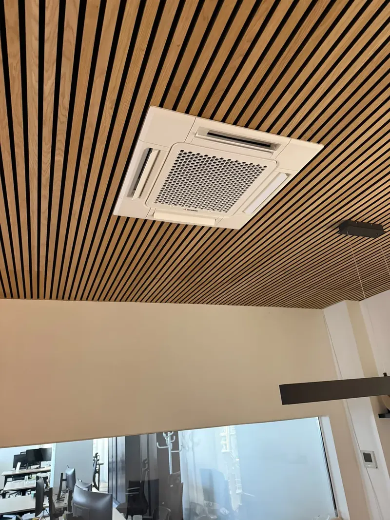Airco binnenunit geplaatst in een bedrijfspand in Delft