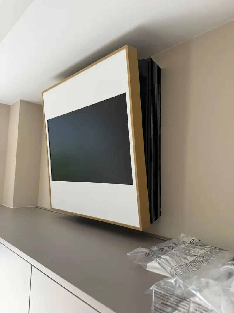 LG Art Cool binnenunit geplaatst in een woonkamer in Escamp, Den Haag