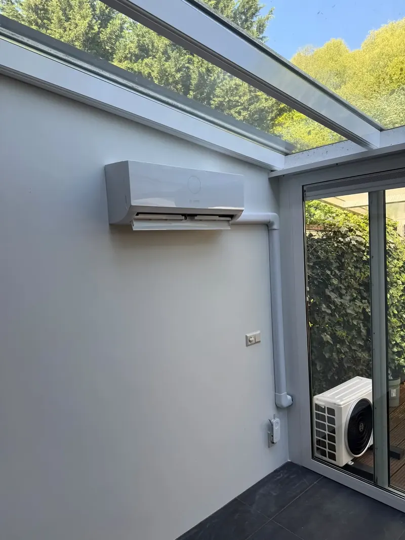 Airco binnenunit geplaatst in een woonruimte in Leidschenveen, Den Haag