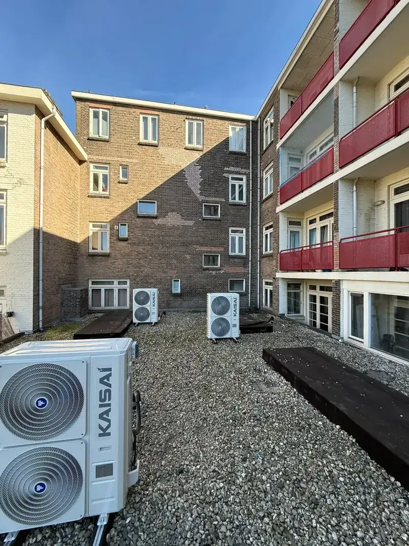 Airco buitenunit geplaatst bij een bedrijfspand in Zoetermeer