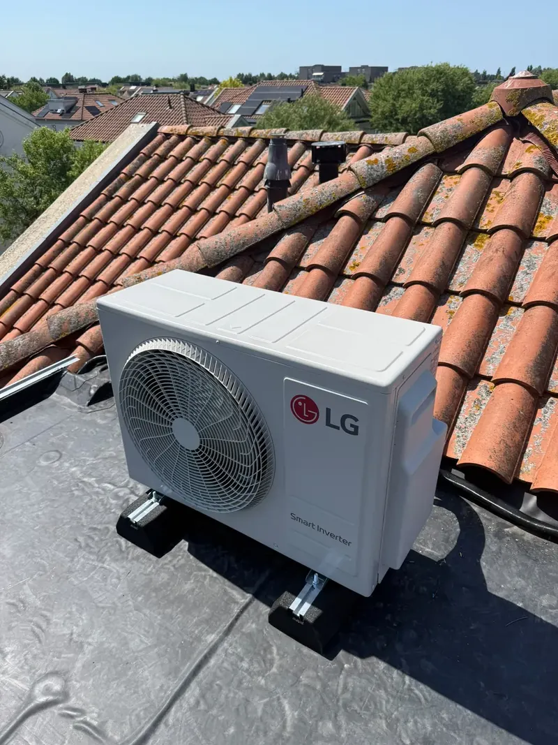 Airco buitenunit geplaatst op een dak in Scheveningen