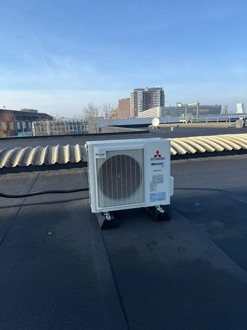 Airco buitenunit gemonteerd aan een gevel in Rijswijk