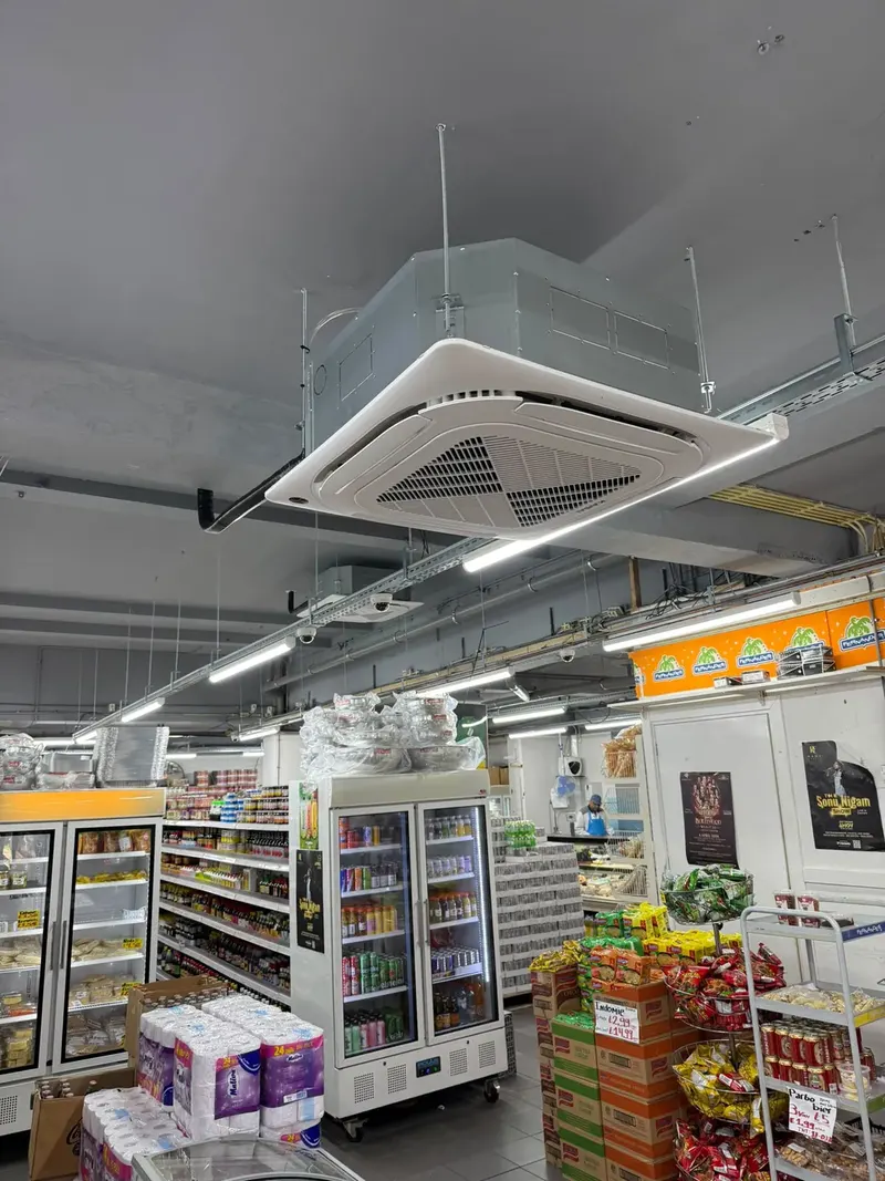 Cassette airco geplaatst in het plafond van een winkelruimte in Den Haag centrum