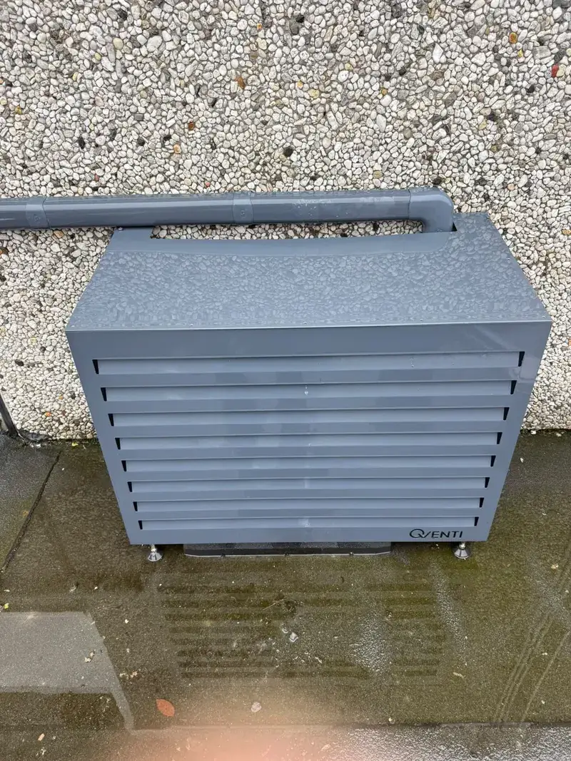 Airco buitenunit weggewerkt met een nette omkasting in Wassenaar