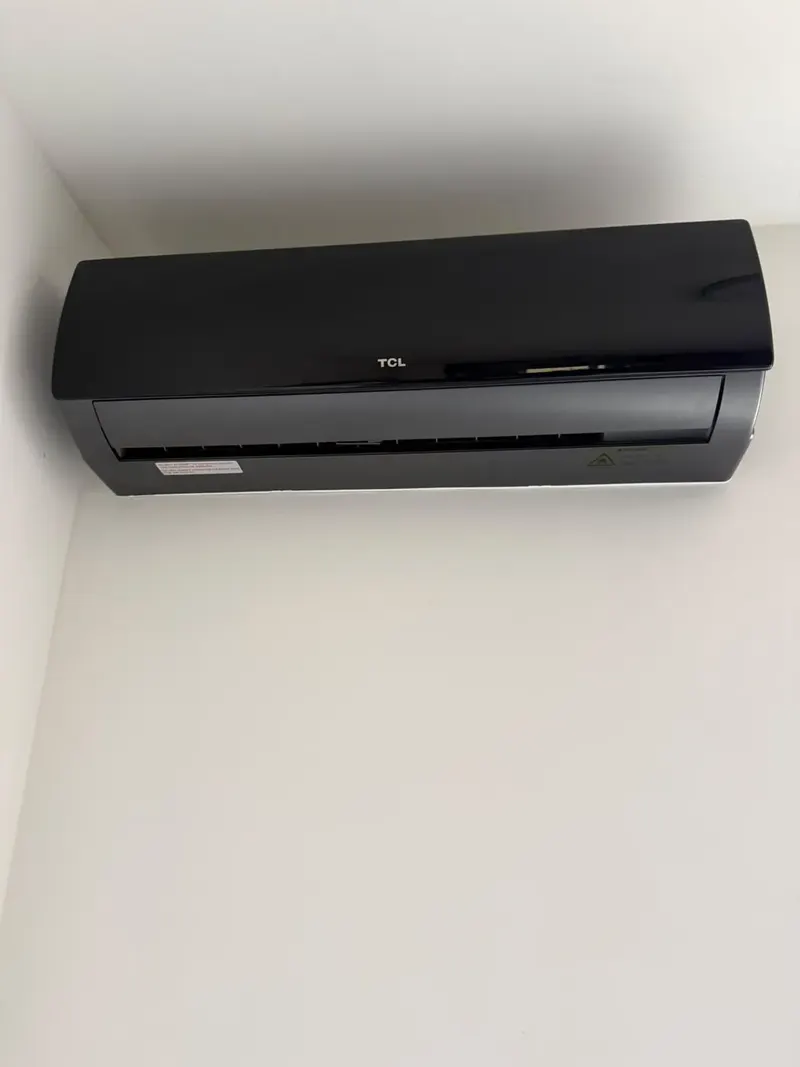 Zwarte airco binnenunit geplaatst in een woning in Segbroek, Den Haag